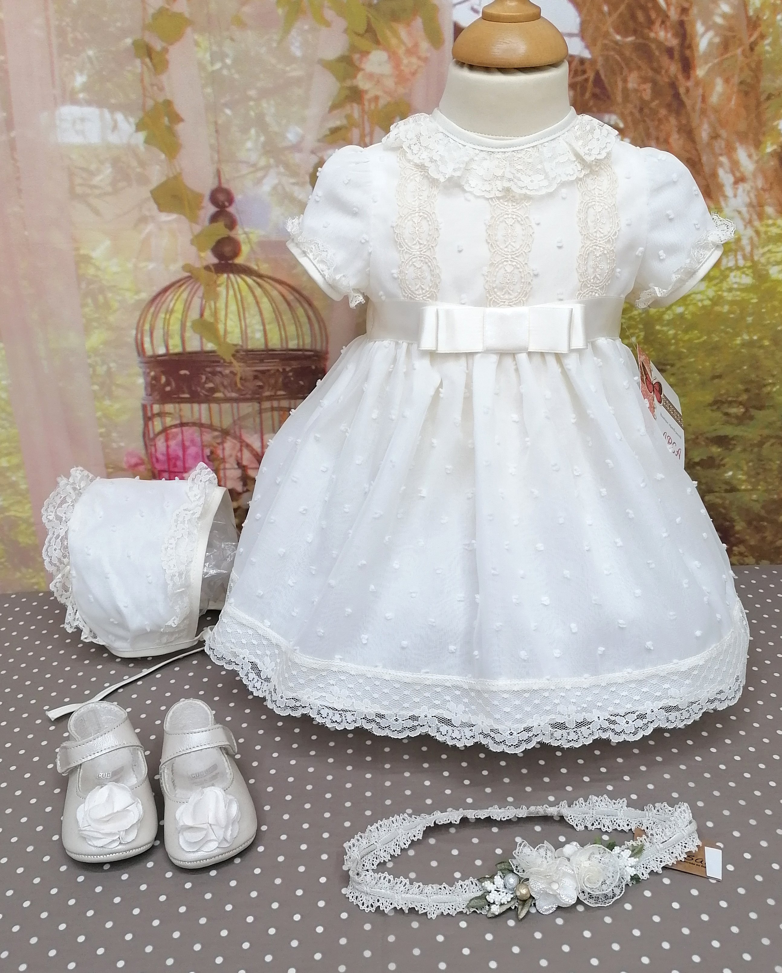 Vestido BAUTIZO plumetti organza marfil con capota - Arca Boutique  Infantil-Juvenil