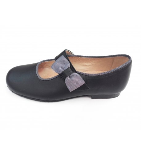 Zapato negro lazo gris